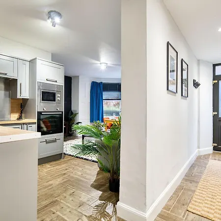 Spacious 4 Bedroom Near West End