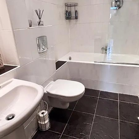 - Stylish 2 Bed In Unique Ibrox Location Nearby Subway And Free Parking