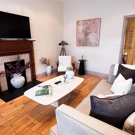 - Stylish 2 Bed In Unique Ibrox Location Nearby Subway And Free Parking *