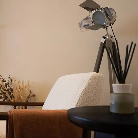 - Large Stylish 2 Bed Flat In Unique Ibrox Location Walking Distance To Subway And Free On-street Parking * Glasgow