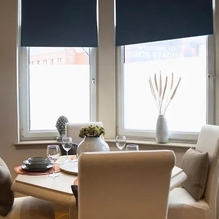 - Stylish 2 Bed In Unique Ibrox Location Nearby Subway And Free Parking
