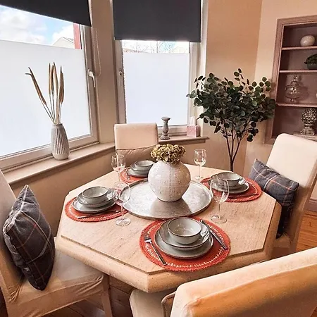 - Large Stylish 2 Bed Flat In Unique Ibrox Location Walking Distance To Subway And Free On-street Parking גלאזגו