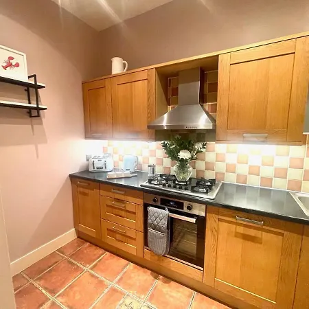 - Large Stylish 2 Bed Flat In Unique Ibrox Location Walking Distance To Subway And Free On-street Parking * גלאזגו