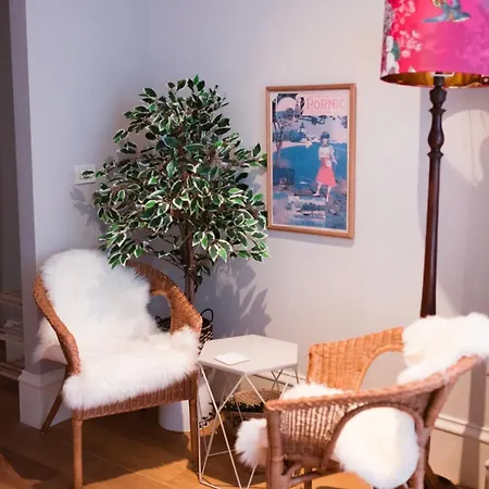 Elegant West End Flat In *