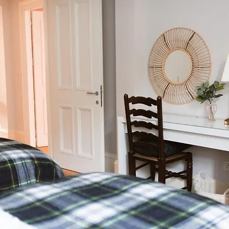 Elegant West End Flat In *