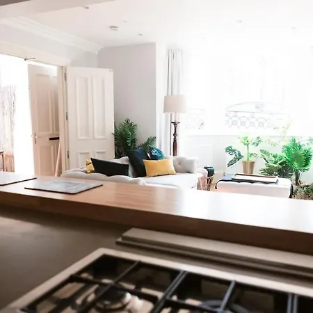 Elegant West End Flat In *