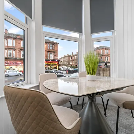 Apartment Large 4 Bed - Sleeps 8 - Perfect For Long - 30 Sec Walk To Subway - 5 Min Drive To Centre Glasgow