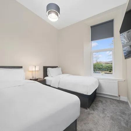 Large 4 Bed - Sleeps 8 - Perfect For Long - 30 Sec Walk To Subway - 5 Min Drive To Centre *