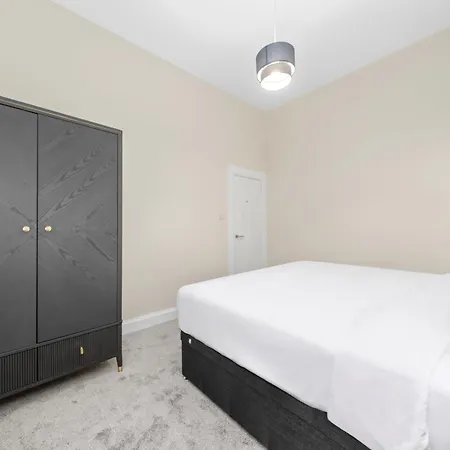 Large 4 Bed - Sleeps 8 - Perfect For Long - 30 Sec Walk To Subway - 5 Min Drive To Centre Glasgow