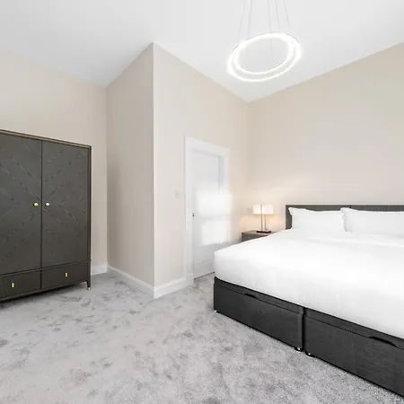 Large 4 Bed - Sleeps 8 - Perfect For Long - 30 Sec Walk To Subway - 5 Min Drive To Centre Apartament