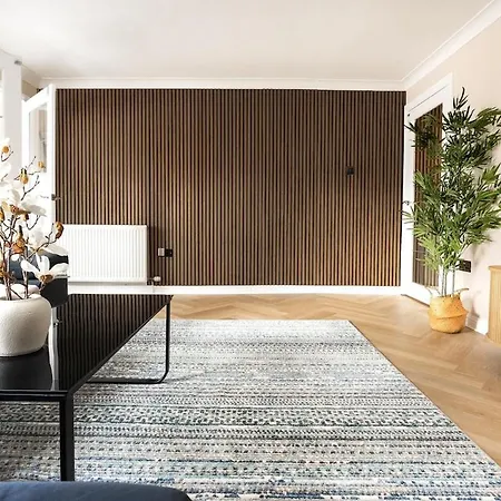 Spacious 3 Bed In With Free Parking *