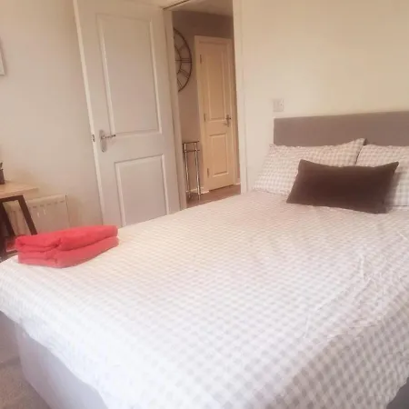 Modern Two Bed With Free Parking