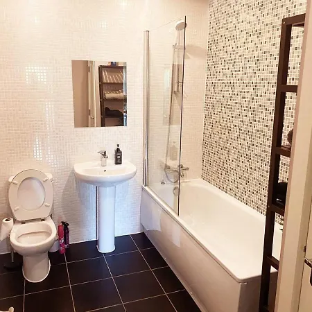 Modern Two Bed With Free Parking גלאזגו
