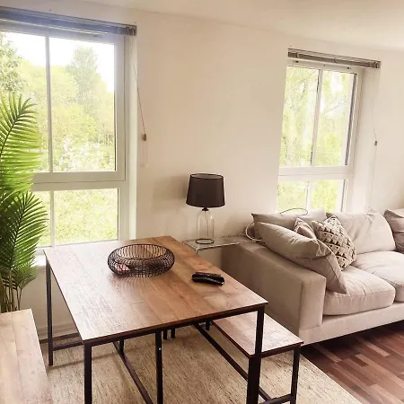 Modern Two Bed With Free Parking