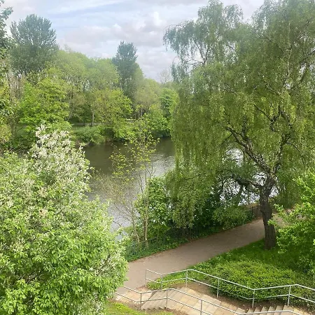 Modern Two Bed With Free Parking Apartmán