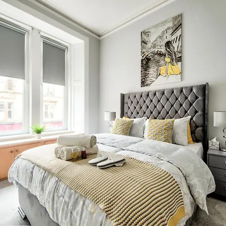 Two Bed Stylish In Heart Of West End Daire