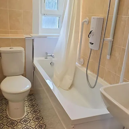 - Beautiful Two Bedroom House In & Free Parking Semesterbostad *