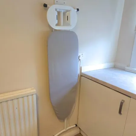 - Beautiful Two Bedroom House In & Free Parking Feriehus