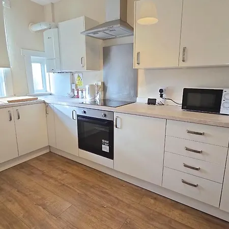 - Beautiful Two Bedroom House In & Free Parking Feriehus