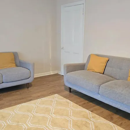Feriehus - Beautiful Two Bedroom House In & Free Parking Glasgow