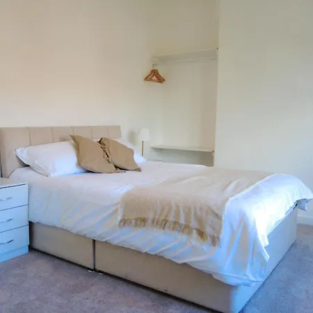 - Beautiful Two Bedroom House In & Free Parking Feriehus