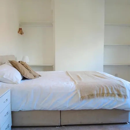 Semesterbostad - Beautiful Two Bedroom House In & Free Parking Glasgow