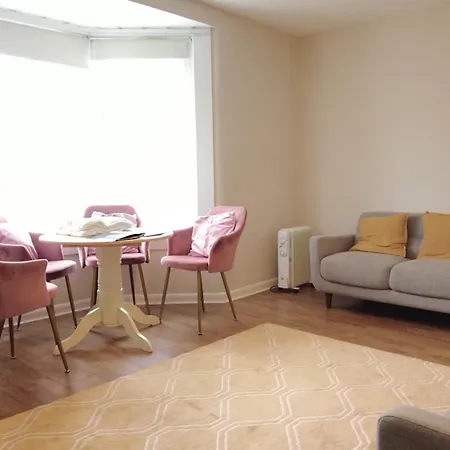 度假居 - Beautiful Two Bedroom House In & Free Parking