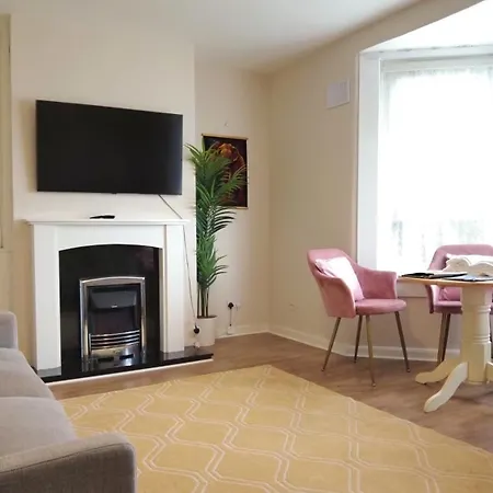 Semesterbostad - Beautiful Two Bedroom House In & Free Parking