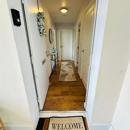 Modern Economy With King Bed