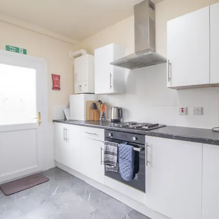 Large 3 Bed, Great For Contractors, With Private Parking Апартаменты Глазго