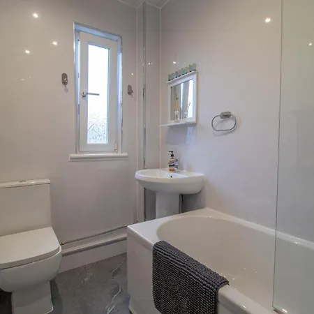 Large 3 Bed, Great For Contractors, With Private Parking Апартаменты Глазго