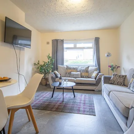 Large 3 Bed, Great For Contractors, With Private Parking * Глазго
