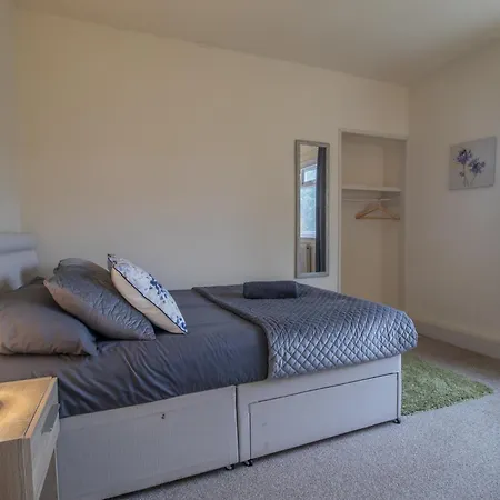 Large 3 Bed, Great For Contractors, With Private Parking Апартаменты Глазго