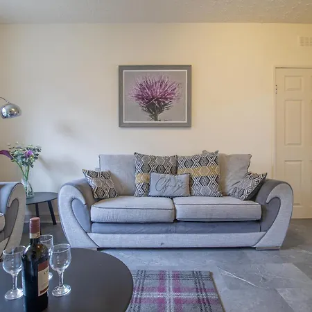 Large 3 Bed, Great For Contractors, With Private Parking * Глазго