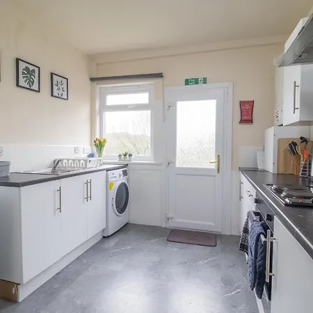 Large 3 Bed, Great For Contractors, With Private Parking Глазго