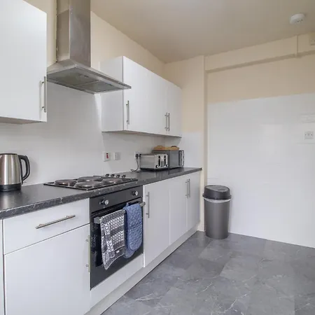 Large 3 Bed, Great For Contractors, With Private Parking * Глазго