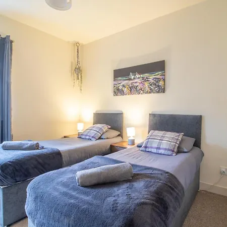 Large 3 Bed, Great For Contractors, With Private Parking Глазго