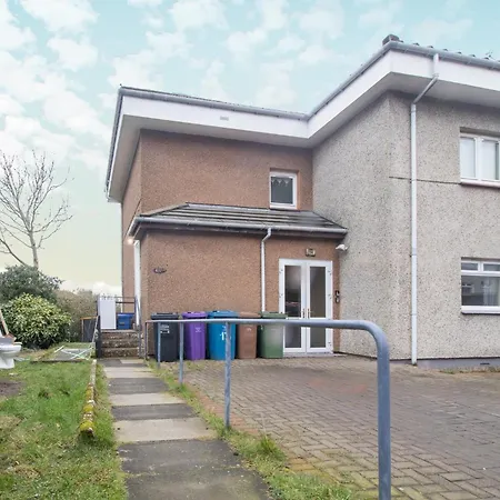 Large 3 Bed, Great For Contractors, With Private Parking * Глазго