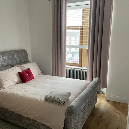 Top Floor West End Flat - 3-Min Walk To Subway - Park Views