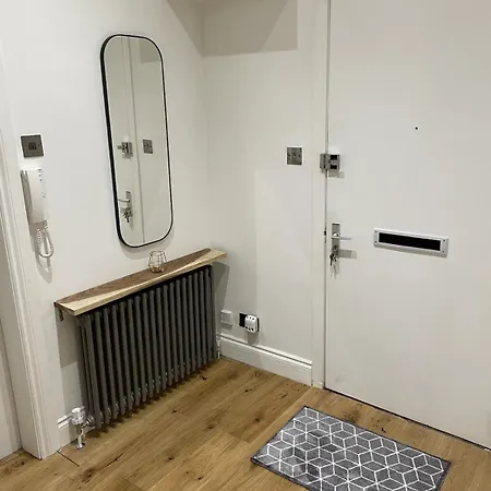 Top Floor West End Flat - 3-Min Walk To Subway - Park Views