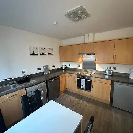 Modern 2br With 2 Bathrooms & Free Parking Apartment