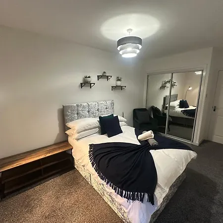 Modern 2br With 2 Bathrooms & Free Parking Apartment Glasgow