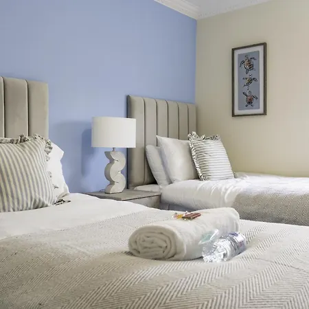 2 Bdr By Caledonia Luxe Short Lets & Serviced Apartment *