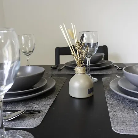 2 Bdr At Caledonia Luxe Short Lets & Serviced Bed and Breakfast Γλασκώβη