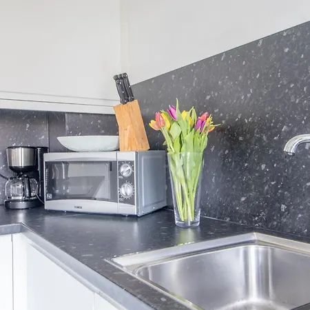 Spacious 2-bed Free Parking & Stadiums Apartment Glasgow