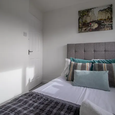 Spacious 2-bed Free Parking & Stadiums