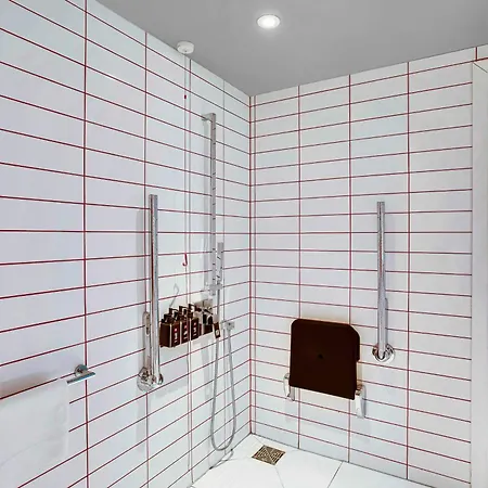 Radisson Red Hotel, Hotel