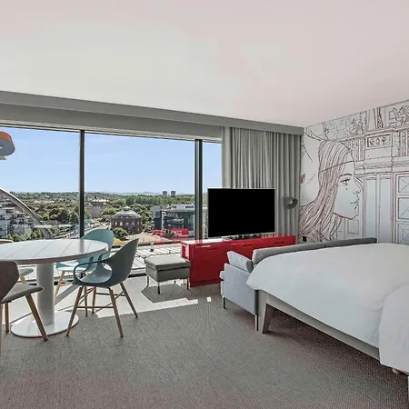 Radisson Red Hotel, Hotel