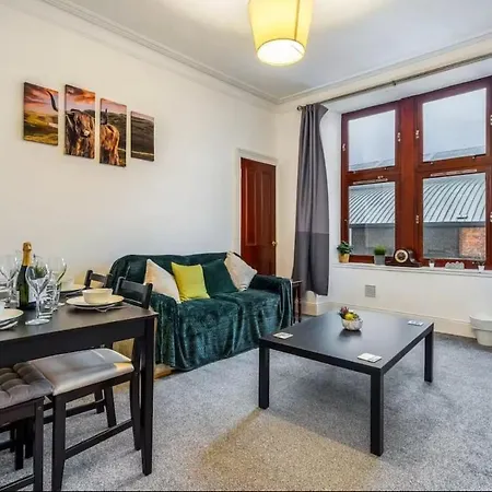 Cheerful 1 Bedroom Homely Apartment, Sleeps 4 Guest Comfy, 1 X Double Bed, 1 X Sofa Bed, Parking, Free Wifi, Suitable For Business, Leisure Guest,glasgow, West End, Near Centre, Perfect For Common Wealth Games 2026 Glasgow