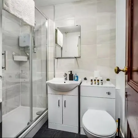 Cheerful 1 Bedroom Homely Apartment, Sleeps 4 Guest Comfy, 1 X Double Bed, 1 X Sofa Bed, Parking, Free Wifi, Suitable For Business, Leisure Guest,glasgow, West End, Near Centre, Perfect For Common Wealth Games 2026 Lägenhet *